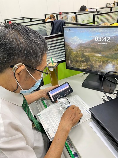 李兄透過職務再設計使用輔具順利執行工作