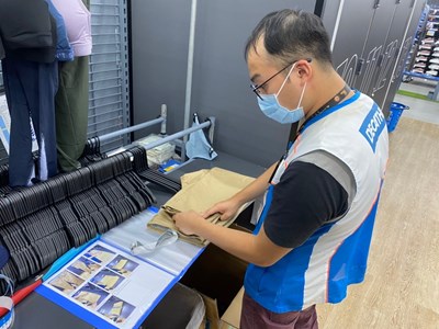 就服員將各式摺衣方式拍照成冊以利身障者工作時翻閱