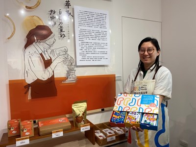 小嘉轉銜至快樂襪子店擔任儲備店長