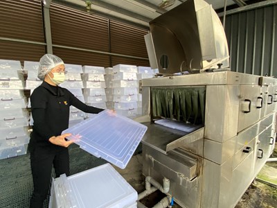 清洗前,小婷需檢視有無破損,如破損或是嚴重髒污要另外清潔