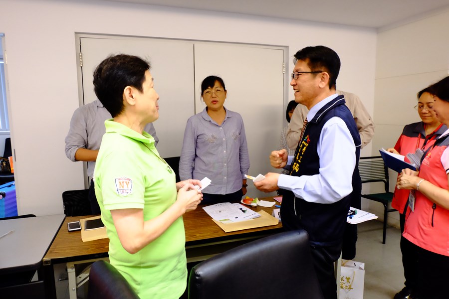 23-雇主座談會-中場休憩局長和與會廠商貴賓交流