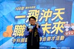 勞工局吳局長，致詞勉勵參加設攤的廠商、求職者及現場的工作人員。