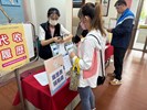 就服員向求職者說明求才職缺內容