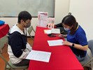 青年求職者與求才廠商面試