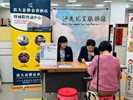 徵才廠商與求職民眾面試情形