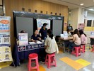 廠商與求職者講解工作