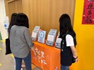 現場提供公司履歷表讓求職民眾填寫前往應徵