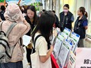 求職民眾領取履歷表情形