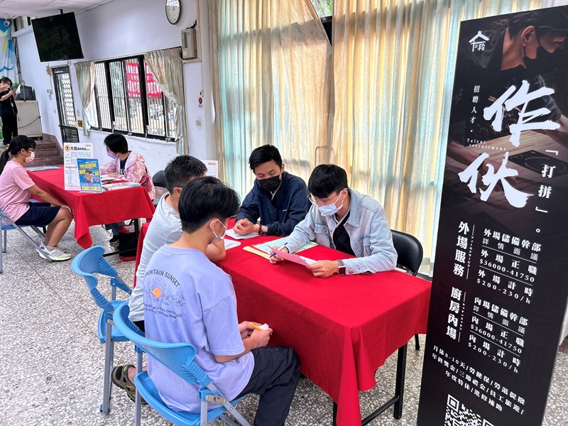 廠商與求職民眾面試情形