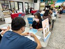 與民眾說明青年安心保險計畫