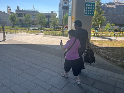 視協員採人導法協助視障者搭乘台鐵前往工作