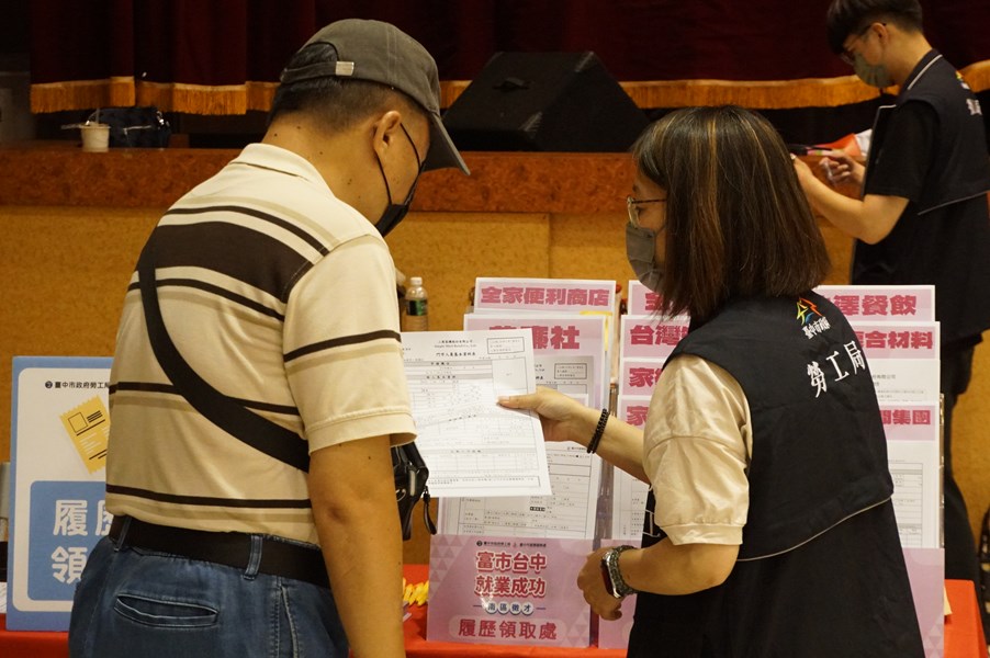 民眾現場領取廠商履歷