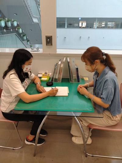 以個別一對一方式進行諮商，釐清職涯迷思