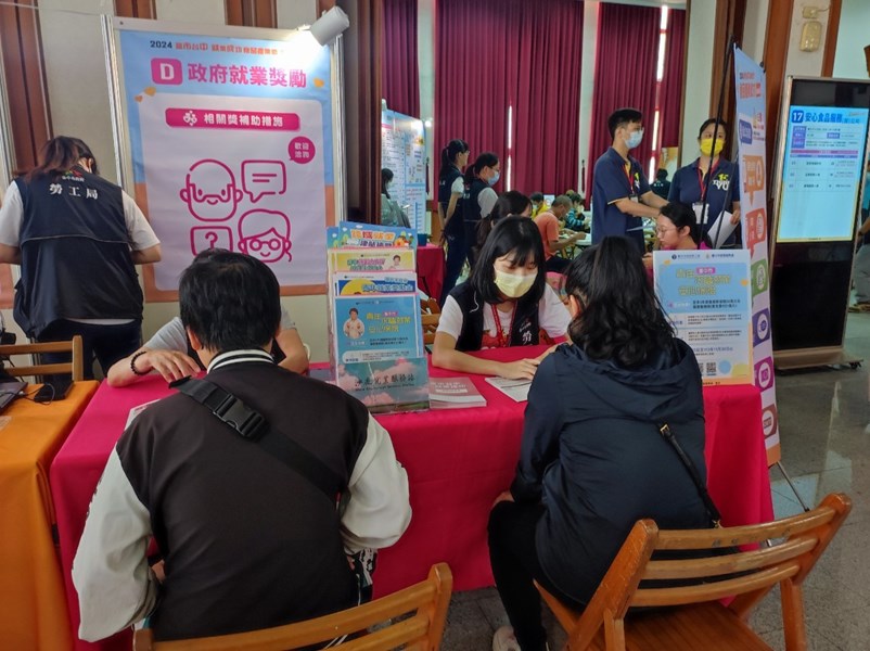 現場為求職民眾提供政府就業獎勵諮詢服務