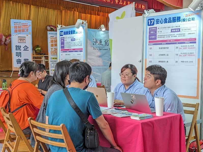 活動現場廠商面試情形-1