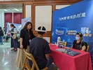 民眾體驗VR虛擬實境