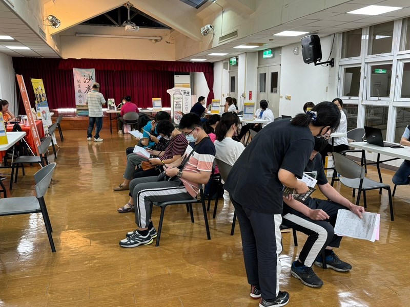 民眾等待面試