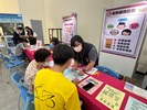 04-求職青年於諮詢專區說明了解青年就業相關獎勵