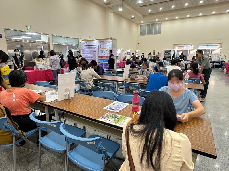 09-活動現場湧入許多求職民眾積極面試