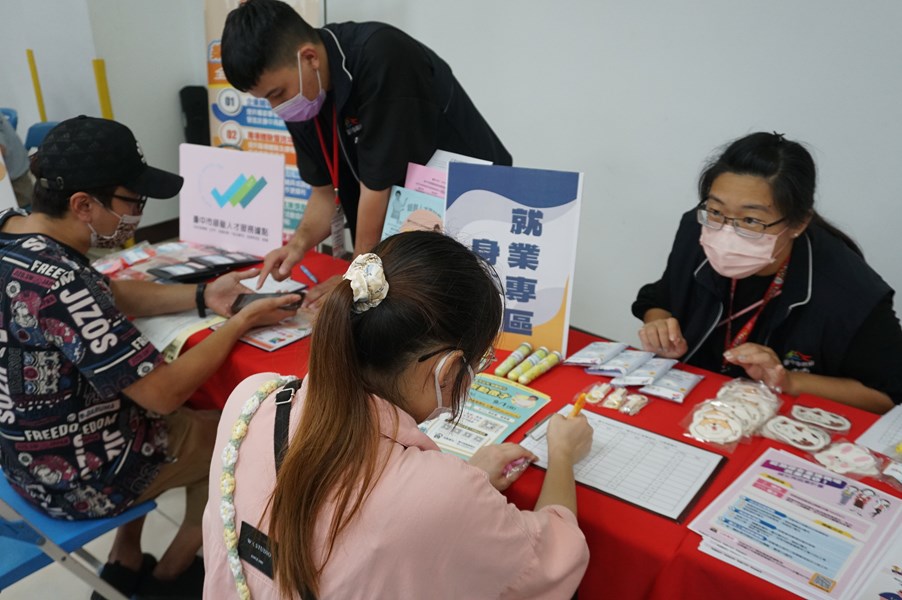 就業專區進行就業諮詢、媒合