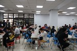 民眾現場填寫公司履歷