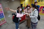 引導民眾進入徵才活動現場