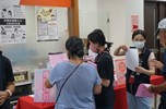 民眾踴躍領取公司履歷