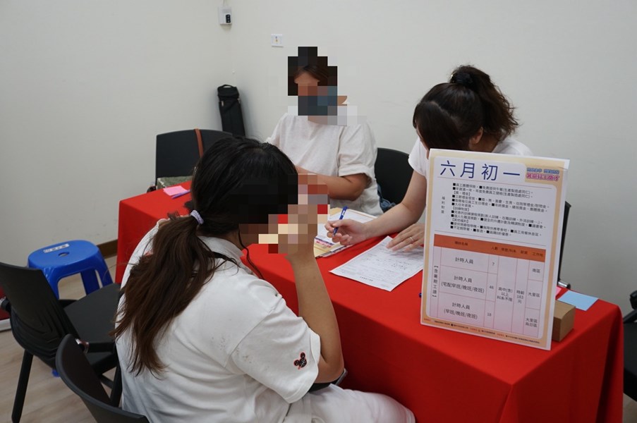 徵才廠商與求職民眾面試情形