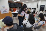 就業服務員向民眾介紹活動