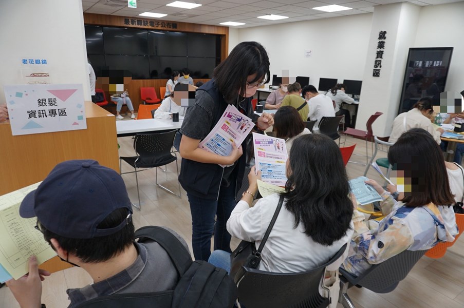 就業服務員向民眾介紹活動