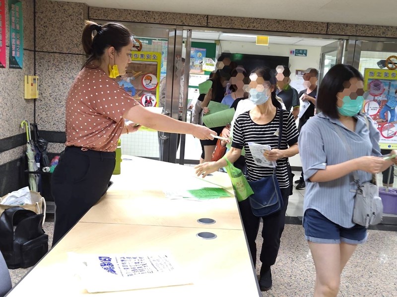 課程結束學員依序繳回問券調查