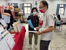 民眾填寫滿意度領取贈品