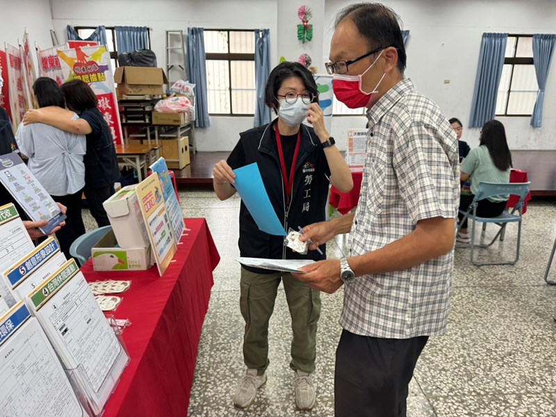 民眾填寫滿意度領取贈品