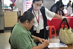工作同仁和民眾講解面試流程