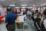 民眾填寫求職履歷