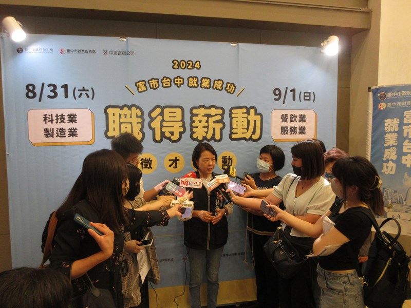 勞工局長接受記者媒體聯訪
