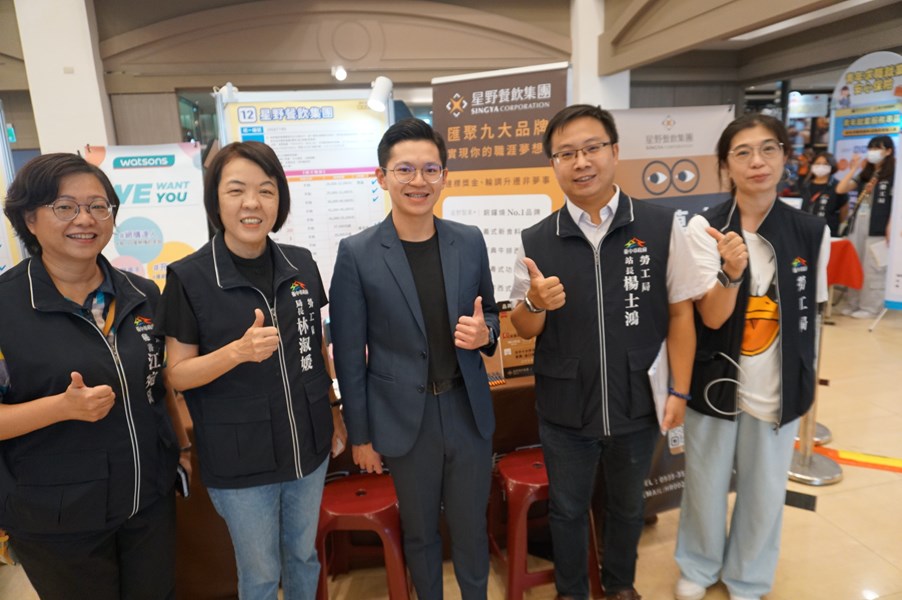 長官與徵才廠商合影