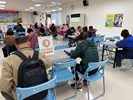 求職民眾現場瀏覽職缺一覽表及填寫履歷表