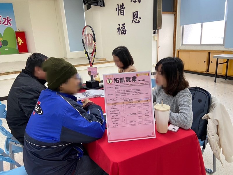 廠商與求職民眾說明公司簡介及福利等