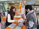 就服員說明活動流程，並提供活動資料