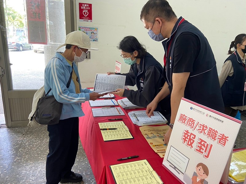 與求職民眾說明廠商及活動流程