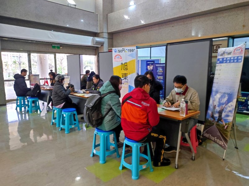 廠商與求職民眾面試情形