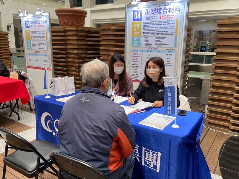 廠商與求職民眾說明工作內容及薪資福利