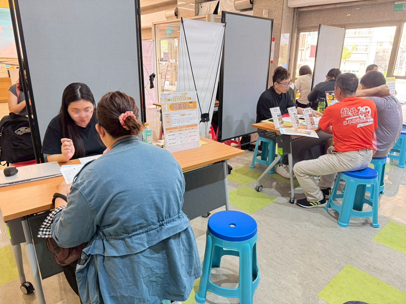 廠商與求職民眾面試情形