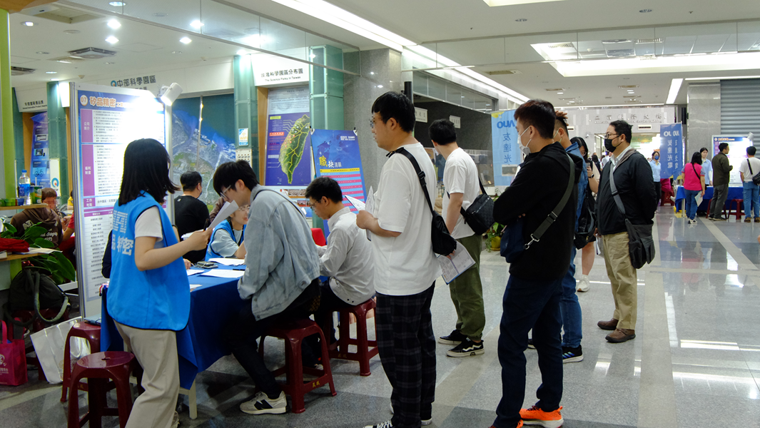 08-現場許多民眾積極爭取加入科技業的機會