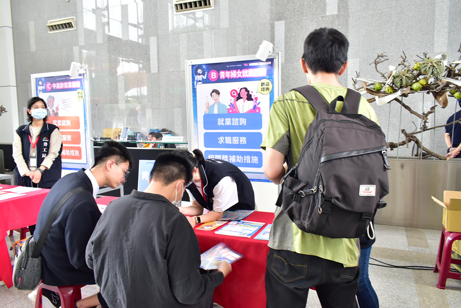 11-現場提供青年就業服務諮詢