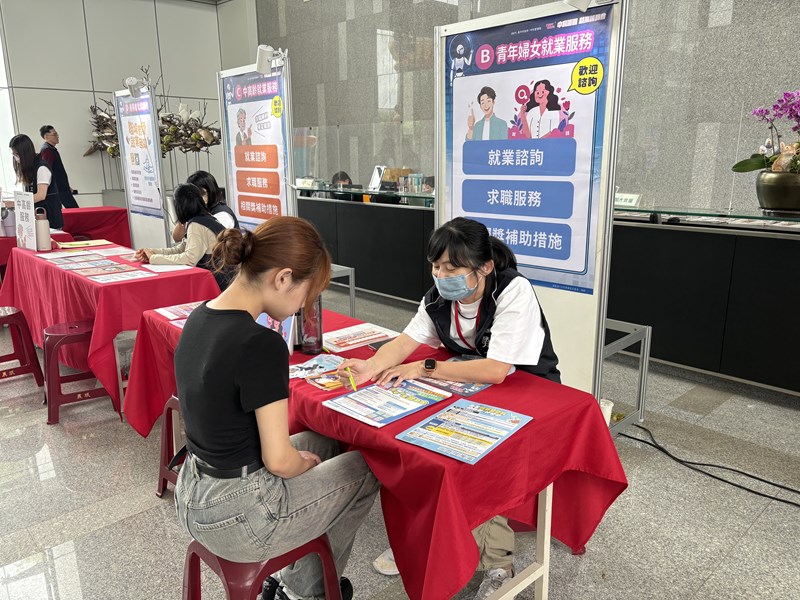 12-現場提供婦女就業服務諮詢