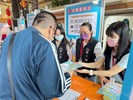 求職民眾領取活動手冊 就服員說明活動流程