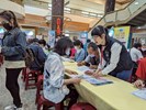 就服員在資料填寫區 隨時提供就業諮詢服務