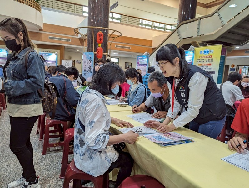 就服員在資料填寫區 隨時提供就業諮詢服務